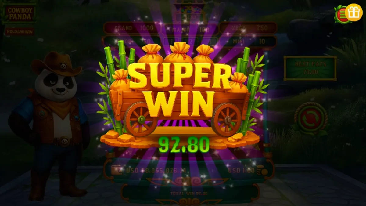 Panda koboi yang sedang beraksi di depan latar belakang hutan tropis dalam slot Cowboy Panda Hold & Spin.